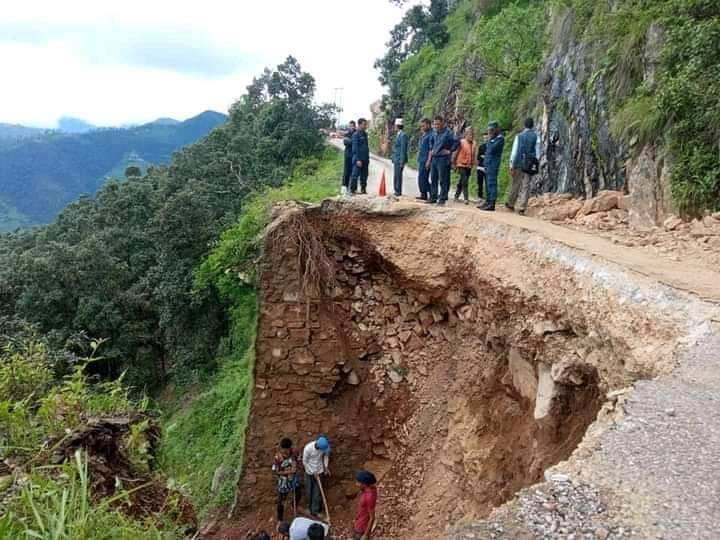 चार दिन देखि अवरुद्ध खोडपे बझाङ जयपृथ्वी राजमार्ग अझै सुचारु हुन सकेन